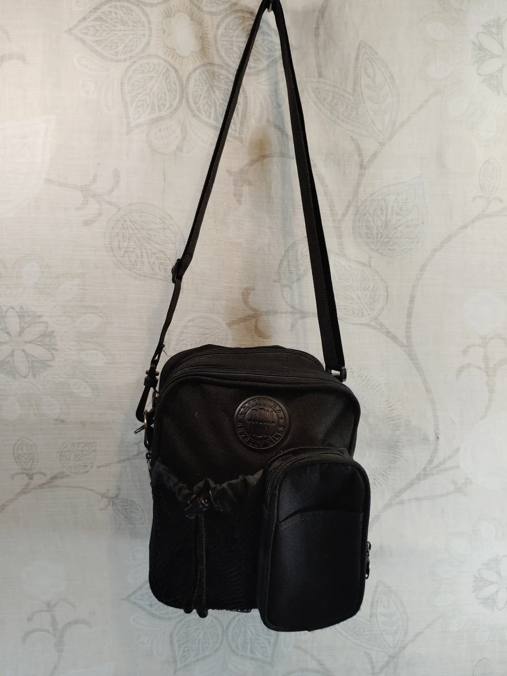 Ricardo Of Beverly Hills Black  Compact  Messenger/ Crossbody Bag